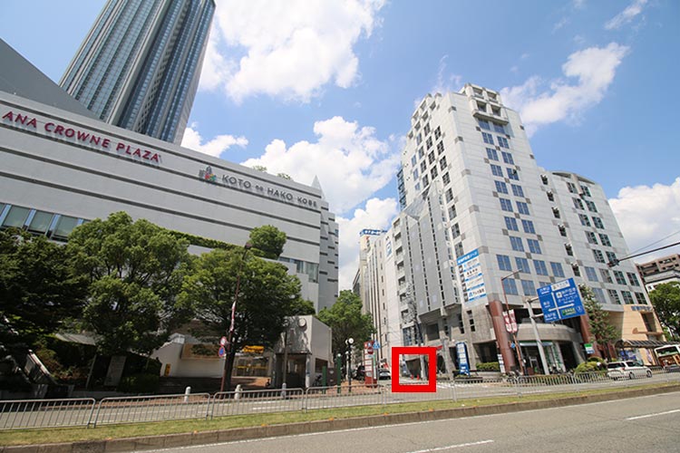 駐車場は当ビル西側の通り沿いです。