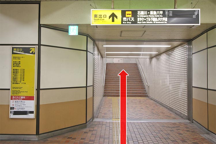 『南改札口』を出て左に進みます。