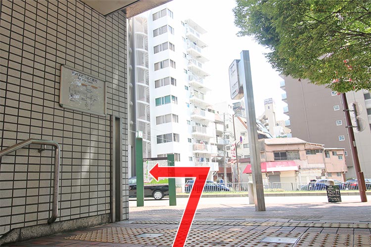 「南出口」を出てすぐ左折すると、当院があります。