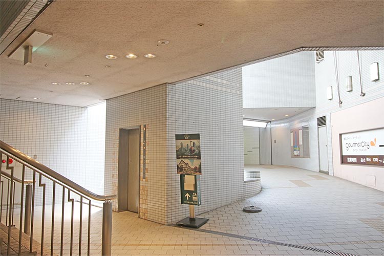 エレベーターで地上(B1)へ出てください。