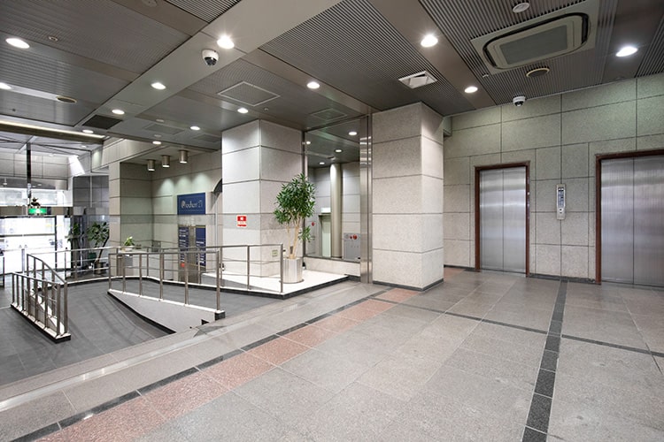 こちらのエレベーターで5階へお上がりください